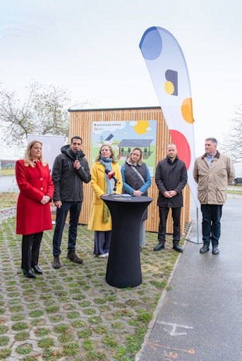 Vorschau Bild von Im Bild (v.l.) Landesrätin Daniela Winkler, CEO Burgenland
Energie Stephan Sharma, Landeshauptmann-Stellvertreterin Anja
Haider-Wallner, Bürgermeisterin Marktgemeinde Apetlon Silvia Pitzl,
Bürgermeister Marktgemeinde Illmitz Maximilian Köllner und Direktor
des Nationalparks Neusiedler See Johannes Ehrenfeldner.