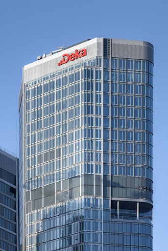 Das Deka-Logo am Turm 1 des neuen FOUR-Towers in Frankfurt