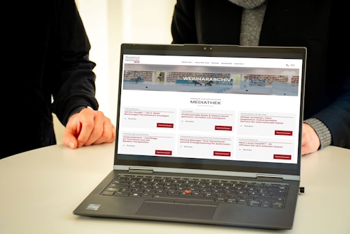 Die Vermieterakademie Tirol, organisiert vom Verband der Tiroler
Tourismusverbände (VTT) und unterstützt vom Land Tirol, bietet
Tiroler Gastgeber:innen niederschwellige, flexible und praxisnahe
Weiterbildung mit wöchentlichen Online-Impulsen und einer digitalen
Mediathek als Wissen auf Abruf.