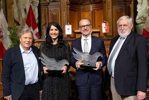 Vorschau Bild von v.l.: Laudator Peter Schröcksnadel, Stephanie Venier, Josef
Aschbacher, Laudator Franz Fischler