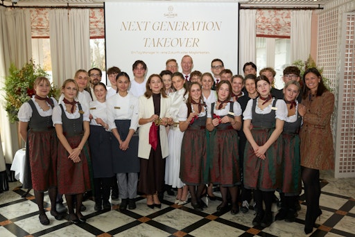 Gruppenfoto mit den Lehrlingen, Hoteldirektion und
Abteilungsleiter:innen beim Lehrlingsevent „Next Generation" im
Hotel Sacher Salzburg