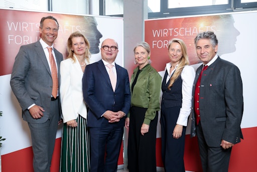 Mag. pharm. Dr. Alexander Hartl (2. Vizepräsident des
Österreichischen Apothekerverbands), Mag. pharm. Alexandra
Fuchsbichler (Präsidentin Apothekerkammer Steiermark), Mag. pharm.
Thomas W. Veitschegger (Präsident Österreichischer
Apothekerverband), Mag. pharm. Dr. Ulrike Mursch-Edlmayr
(Präsidentin Österreichische Apothekerkammer), Mag. Dr. Juliane
Bogner-Strauß (Abgeordnete zum Nationalrat) und Mag. pharm. Andreas
Hoyer (1. Vizepräsident Österreichischer Apothekerverband)