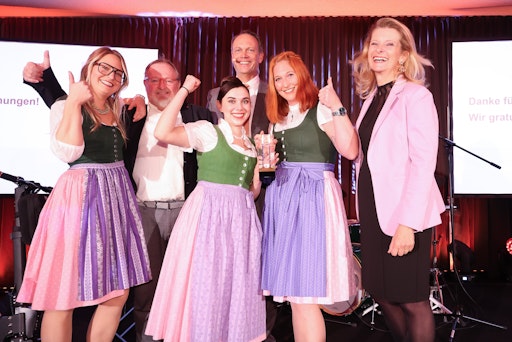 Vorschau Bild von Das PKA Dreamteam von der Stadtapotheke Liezen bei der
Preisverleihung mit dem 2. Vizepräsidenten des Österreichischen
Apothekerverbands Mag. pharm. Dr. Alexander Hartl (Mitte) sowie der
Präsidentin der steirischen Apothekerkammer, Mag. pharm. Alexandra
Fuchsbichler (rechts) und Mag. pharm. Paul Hauser
(PKA-Beauftragtensprecher des Österreichischen Apothekerverbands;
2.v.l.)