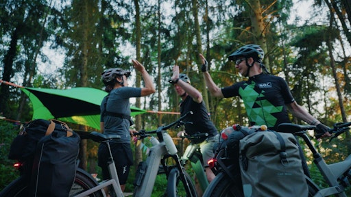 Kann ein E-Bike so ein Bikepacking-Abenteuer von Cloppenburg bis
Sylt überstehen? Vier Rider, sechs Challenges, und die Frage aller
Fragen: Reicht der 800-Wattstunden-Akku für die Etappen? // Weiterer
Text über ots und www.presseportal.de/nr/174951 / Die Verwendung
dieses Bildes für redaktionelle Zwecke ist unter Beachtung aller
mitgeteilten Nutzungsbedingungen zulässig und dann auch honorarfrei.
Veröffentlichung ausschließlich mit Bildrechte-Hinweis.