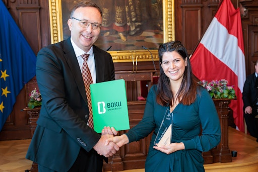 Peter Furtner überreicht Lara Bettinelli im Rahmen der
akademischen Feierlichkeiten der BOKU Wien den VCE Innovationspreis
2025 als Auszeichnung für ihre herausragende Forschungsarbeit zur
Modellierung von Eisenbahnbrückenschwingungen im
Hochgeschwindigkeitsverkehr.