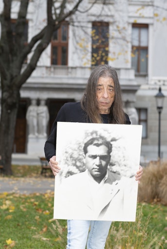 Harri Stojka mit einem Bild seines Großvaters Karl Wakar Horvath
am Schmerlingplatz