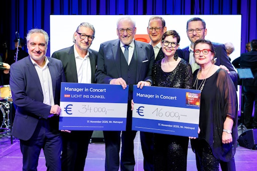 Scheckübergabe 1: Peter Kleemann, Manfred Bartalsky, Pius Strobl,
Lukas Pohl, Christine Marek, Martin Himmelbauer, Susanne Wildling
(v.l.). © Florian Wieser