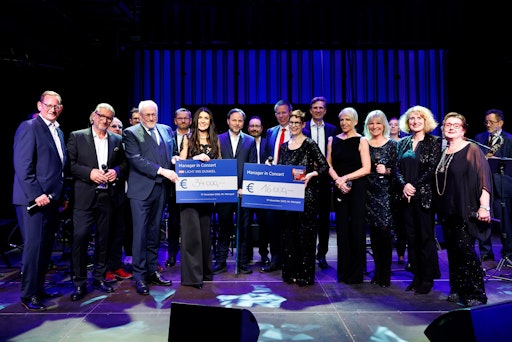 Vorschau Bild von Das Team von Manager in Concert bei der Überreichung der beiden
Schecks.