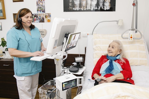 Vorschau Bild von Pflegekraft hält mi Hilfe von Docs-in-Clouds eine
telemedizinische Visite mit dem zuständigen Arzt im Hospiz ab.
