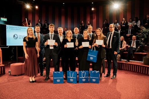 v.l.n.r.: Lilla Mlynarik, András Viszkievicz, Pablo Losantos,
Heimo Ertl, Alba López-Dóriga, Miklós Kozma, Nora Arza, José Luis de
Cea-Naharro, Marta Serrano, Zsolt Ábrahám