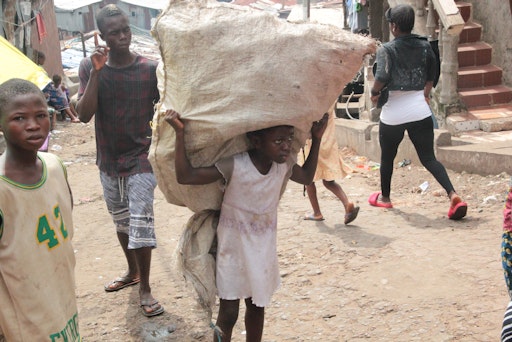 Laut Schätzungen der Internationalen Arbeitsorganisation ILO sind
weltweit 138 Millionen Mädchen und Buben im Alter zwischen 5 und 17
Jahren von Kinderarbeit betroffen. Davon arbeiten an die 54
Millionen in besonders gefährlichen Bereichen. Die österreichische
Entwicklungsorganisation Jugend Eine Welt setzt sich aktiv mit
zahlreichen Schul- und Bildungsprojekten für den Kampf gegen
Kinderarbeit ein.