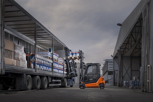 Vorschau Bild von Der neue Toyota Traigo_i wurde speziell für
Lithium-Ionen-Batterien entwickelt. Die kompakte Batterie schafft
zusätzlichen Raum und sorgt für mehr Beinfreiheit.