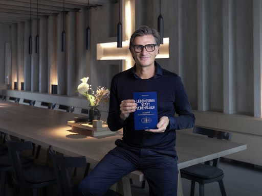 Der Autor Peter Martin mit seinem Buch "LEBENSSINN STATT
LEBENSLAUF be.yond - Die Kraft Deiner Einzigartigkeit" // Weiterer
Text über ots und www.presseportal.de/nr/111597 / Die Verwendung
dieses Bildes für redaktionelle Zwecke ist unter Beachtung aller
mitgeteilten Nutzungsbedingungen zulässig und dann auch honorarfrei.
Veröffentlichung ausschließlich mit Bildrechte-Hinweis.