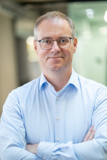 Die Internet Stiftung unterstützt die exzellente Forschung von
Frank Neffke (Complexity Science Hub) mit der „netidee
SCIENCE“-Förderung 2025: In seinem Projekt untersucht Neffke, warum
nur wenige Regionen der Welt zu den Digitalisierungs-Gewinnern
gehören.