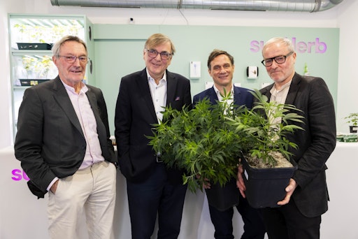 Vorschau Bild von vlnr. Univ.-Prof. Dr. Heinz Mayer (Verfassungsjurist), Dr. Gerald
Ganzger (Medien- und Wirtschaftsanwalt), Lukas Bock (GF &
Hanfshopbetreiber "supHerb"), Mag. Klaus Hübner (ÖCB-Obmann)