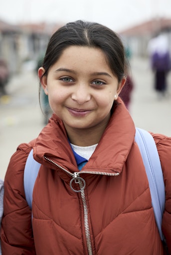 Dina auf dem Weg in die Schule mit dem Schulbus, der täglich die
Kinder vom CONCORDIA Tageszentrum Ali Ibra im Kosovo abholt und sie
auch wieder zurückbringt. Seit Dina regelmäßig in die Schule gehen
kann, hat sich für sie das Leben in allen Richtungen ins Positive
geändert und neue Perspektiven treten in ihr Leben.