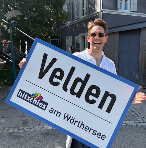 Philip Hitschler-Becker mit der eigenen Ortstafel für Velden als
"Home of hitschies".