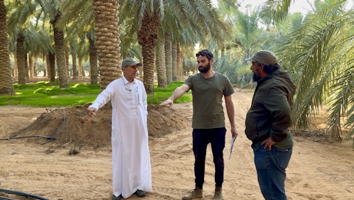 Dattelbär Gründer Dominik Graef gemeinsam mit Salman A. Alsudairy
vom saudischen Königshaus auf einer der Dattelfarmen in Saudi
Arabien