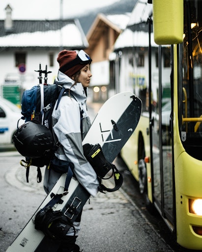 Mit den Öffis ins Skigebiet zu fahren hat viele Vorteile, zB:
dass man keinen Parkplatz suchen muss und direkt vor der Gondel
aussteigen kann.