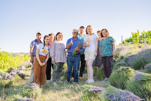 Persönliche Besuche in den Herkunftsländern der Kräuter und
Gewürze - wie hier in Albanien - schaffen Vertrauen zwischen den
Anbaupartner:innen und SONNENTOR.