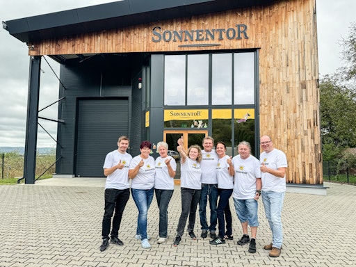 Vorschau Bild von Beim Schwesterunternehmen in Rumänien bietet die neu errichtete
Halle nun ausreichend Platz für Kräuter und Gewürze.
