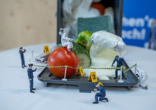 Vorschau Bild von Die nachgestellte "Tatort Tonne"-Szene.