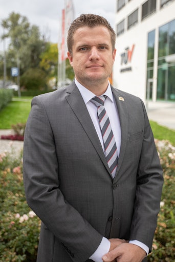 „Unsere Leistungen garantieren Erfolg. Wir begleiten Auftraggeber
von KI-Projekten schon in den ersten Überlegungsphasen – lange vor
dem Projektstart. Damit stellen wir die entscheidenden Weichen,
damit KI-Projekte nachhaltig, sicher und auch in einem
entsprechenden Kostenrahmen umgesetzt werden,“ Andreas Gruber,
Managing Director TRUSTIFAI, KI-Joint Venture des TÜV AUSTRIA und
SCCH | ki.tuvaustria.com