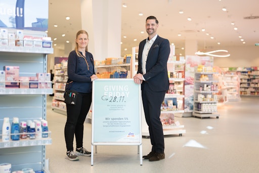 Vorschau Bild von Am 28. November ist Giving Friday: Christian Freischlager,
Mitglied der Geschäftsleitung, und Melanie Sonnenwald,
stellvertretende Marktleitung im kürzlich neu eröffneten dm Markt
Wals