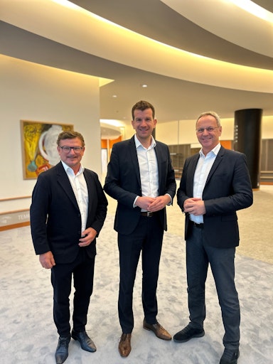 Vizepräsident Alfred Egger und Vizepräsident Roland Wohlmuth
gratulieren Christian Macho zur Wahl des neuen Präsidenten der
Arbeitsgemeinschaft Österreichischer Abfallwirtschaftsverbände.