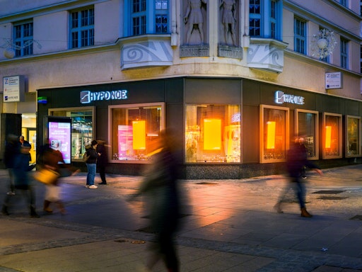 Die HYPO NOE Filialen erstrahlen orange (im Bild die Filiale
Kremsergasse in St. Pölten).