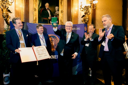 Große Ehre, große Freude: Die Medaille ging in diesem Jahr an
Univ.-Prof. Sepp Hochreiter (Johannes Kepler Universität Linz) für
seine wegweisenden Beiträge zur Forschung im Bereich der künstlichen
Intelligenz (KI).