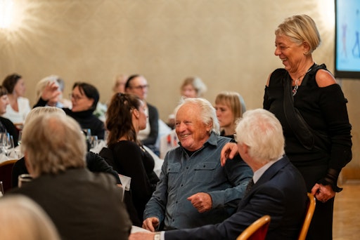 Vorschau Bild von Aktive „Bewegte Apotheken“-Teilnehmer und -Teilnehmerinnen sind
im regen Austausch.