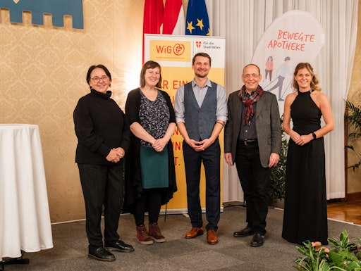 v.l.n.r.: Mag.a Elfriede Hufnagel (WiG – Abteilungsleiterin TGR),
Sara Übleis, BA (WiG – Projektassistentin), Christoph Wall-Strasser,
MA (WiG Gesundheitsreferent und Projektleitung „Bewegte Apotheke“),
Dennis Beck (WiG – Geschäftsführer) und Marion Bittner, MSc, (WiG
Gesundheitsreferentin) freuen sich über den gelungenen Abend.