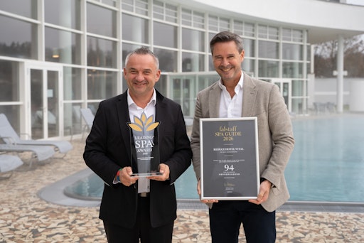 Geschäftsführer des REDUCE Gesundheitsresorts Mag. Andreas
Leitner (r.), Front Office Manager Oliver Kappel (l.) sowie das
gesamte REDUCE-Team freuen sich über die großartigen Auszeichnungen.