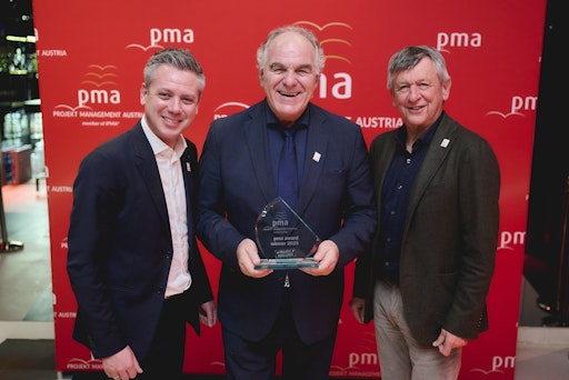 Gewinner des pma project excellence award 2025: Florian Phlep,
Projektleiter der FIS Ski WM 2025 Saalbach, Bartl Gensbichler,
Präsident des Salzburger Landes-Skiverbandes; Gerhard Fritsch
(Marketing Ski Austria)