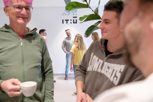 Vorschau Bild von Angekommen am IT:U Research Campus, der nun Forschung und
Verwaltung der neuen Technischen Universität beherbergt.