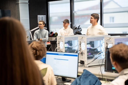 Vorschau Bild von Am IT:U Education Campus absolvieren seit Oktober 2025
Bachelorabsolvent:innen aller Fachrichtungen ein interdisziplinäres
Masterstudium an der Schnittstelle von Computerwissenschaften und
ihrer Fachdisziplin.