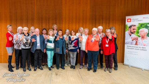 Wichtige Partner in diesem Engagement sind die in den Häusern und
Klubs fest etablierten Bewohner*innenbeiräte und Klubrät*innen. Sie
werden aktiv eingebunden, um Mitbestimmung und Partizipation zu
fördern sowie das Bewusstsein für respektvollen Umgang in
gemeinsamen Informationskampagnen zu stärken.