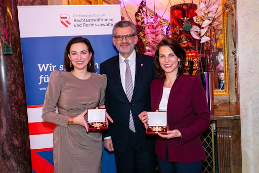 ÖRAK-Präsident Dr. Armenak Utudjian überreich das Ehrenzeichen
der österreichsichen Rechtsanwaltschaft an Dr.in Alma Zadić, LL.M.
und Mag.a Karoline Edtstadler.