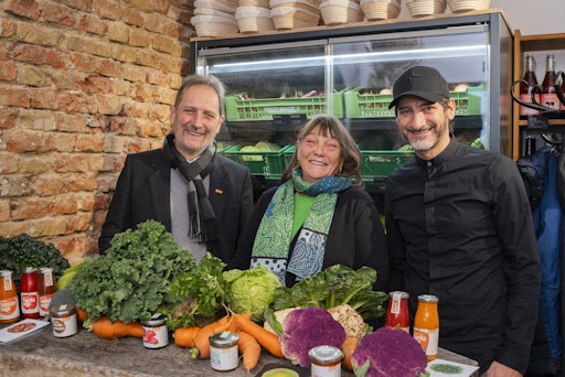 Im Bild v.l.n.r.: Andreas Höritzauer, Demeter Österreich;
Reinhild Frech-Emmelmann, ReinSaat; Paul Ivic, Restaurant TIAN