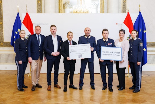 Vorschau Bild von Fototermin mit Franz Ruf (Generaldirektor für die öffentliche
Sicherheit), Michael Takacs (Bundespolizeidirektor), Rainer Will
(Geschäftsführer Handelsverband) und Vertreter:innen des
österreichischen Handels