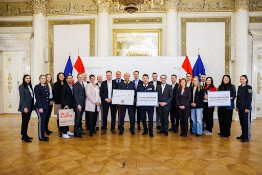 Fototermin mit Franz Ruf (Generaldirektor für die öffentliche
Sicherheit), Michael Takacs (Bundespolizeidirektor), Rainer Will
(Geschäftsführer Handelsverband) und Vertreter:innen des
österreichischen Handels