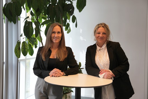 Manuela Wanzenböck (li.) und Sonja Dietl (re.) sind die ersten
beiden speziell geschulten Bestatterinnen der Bestattung Wien für
die Begleitung von an Demenz Erkrankten im Trauerfall.