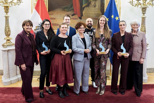 Staatssekretärin Elisabeth Zehetner mit den Ausgezeichneten des
Brigitte-Bierlein-Frauenpreises sowie den Jury-Mitgliedern.