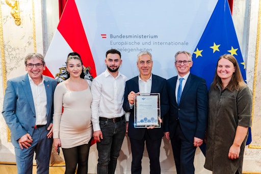 von links Karl Postl (Leitung Lehrausbildung) Lavinia und Gabriel
Asavoaei (Meister und Ausbildner) Georg Bursik (Geschäftsführung),
Walter Gems (Leitung Instandhaltung) und Carina Treitler
(Personalwesen).