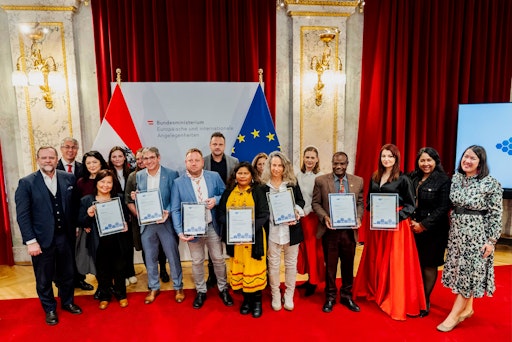 Vorschau Bild von Staatssekretär Sepp Schellhorn (links) zeichnet erfolgreiche und
innovative Projekte weltweit zur Förderung des interkulturellen und
interreligiösen Dialogs aus.