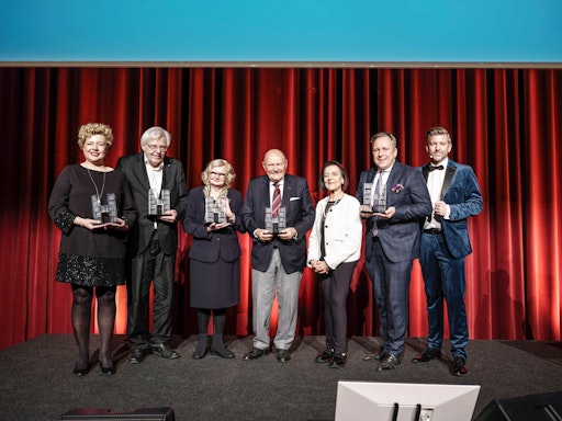 Christina Wolff-Staudigl (Reformhaus Staudigl), Wolfgang Krejcik
(Krejcik GmbH), Hildegard Anzinger, Burkhard L. Ernst,
WKW-Spartenobfrau Margarete Gumprecht, Stefan Schauer (Staud’s
GmbH), WKW-Spartengeschäftsführer Wolfgang Jaspers