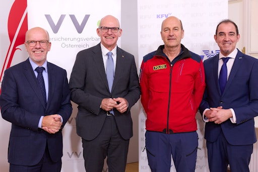 https://www.apa-fotoservice.at/galerie/39586 Im Bild v.l.n.r.:
Mag. Christian Eltner (Generalsekretär des Verbandes der
Versicherungsunternehmen Österreichs VVO), Dr. Ralph Müller
(Vize-Präsident des Verbandes der Versicherungsunternehmen
Österreichs VVO), Oberst Hans Ebner, BA (Leiter der Alpinpolizei im
Bundesministerium für Inneres sowie Bergführer und
Sachverständiger), Mag. Christian Schimanofsky (Direktor des KFV)