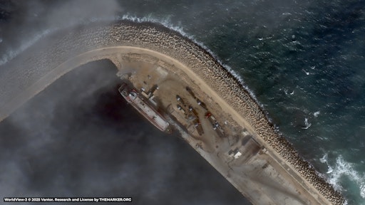 Das Satellitenbild von Sonntagvormittag (23.11.) zeigt das
Tiertransport-Schiff Spiridon II im Hafen der libyschen Stadt
Bengasi. Auf der Aufnahme ist ein provisorischer Gang aus Containern
erkennbar, der das Schiff mit dem Kai verbindet. Die Aufnahme zeigt
auch mehrere LKW mit offenen Ladeflächen – solche Fahrzeuge werden
in Ländern wie Libyen häufig auch für den Transport von Tieren
eingesetzt. Das Bild deutet auf eine Entladung hin.