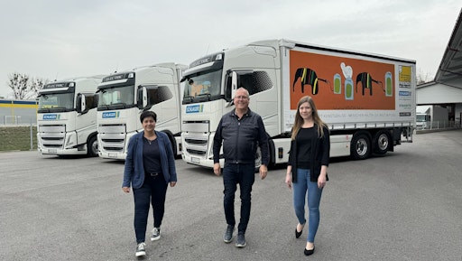 Vorschau Bild von 3 Elektro-LKW Volvo FH Electric, davor stehen die
Firmeneigentümer